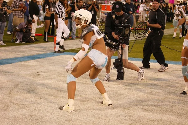 Действие игры на турнире Lingerie Bowl 2004 — стоковое фото