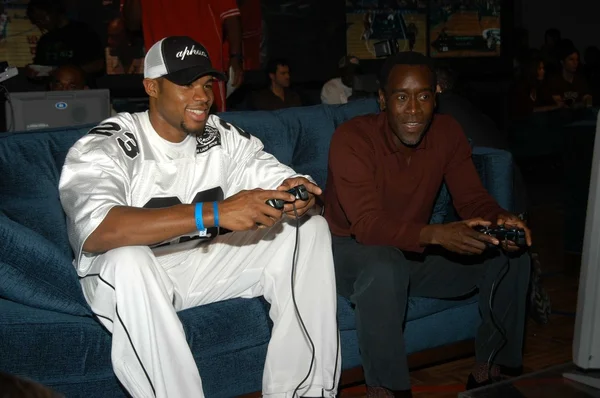 Corey Maggette e Don Cheadle jogam NBA ShootOut — Fotografia de Stock