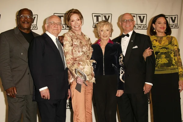 Jan amos, Edward asner, mary tyler moore, cloris leachman, gavin macleod i valerie harper — Zdjęcie stockowe