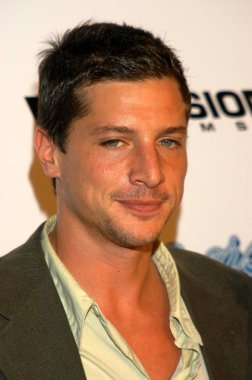 Simon Rex
