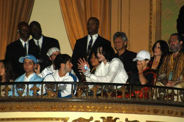 Michael Jackson watching stage show — Stock Photo, Image