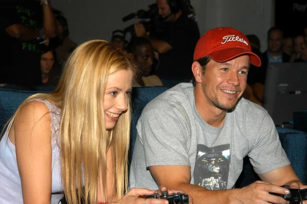 Mira Sorvino y Mark Wahlberg juegan NBA ShootOut — Foto de Stock