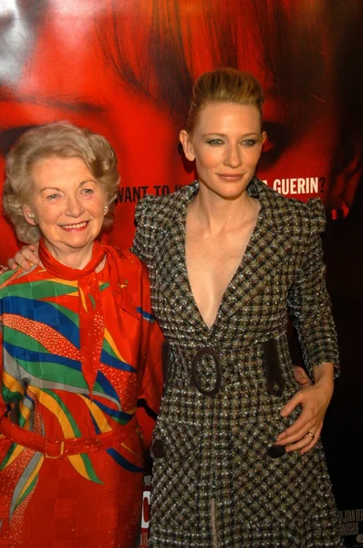 Cate Blanchett and Bernie Guerin, the mother of Veronica Guerin — Stock Photo, Image