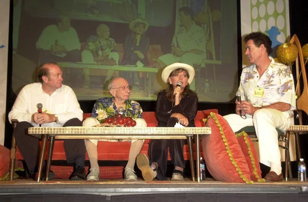 Lloyd Schwartz, Sherwood Schwartz, Dawn Wells y Barry Williams — Foto de Stock