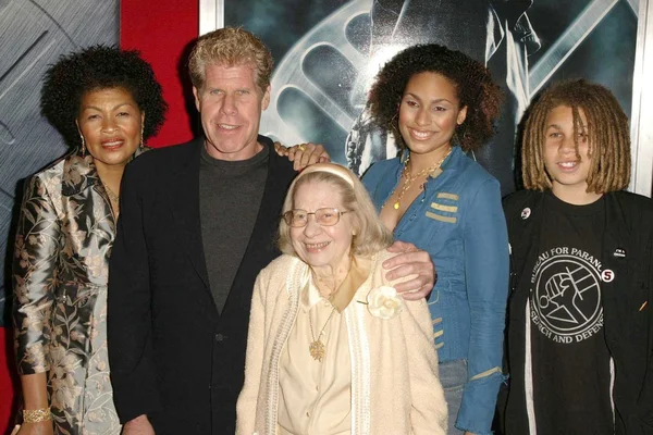 Ron Perlman with wife Opal, mother Dorothy, daughter Blake and son Brandon — Zdjęcie stockowe