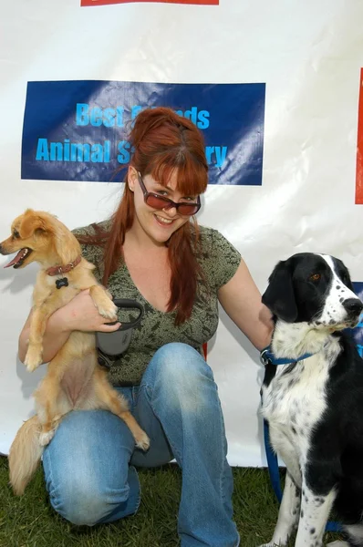 Sara Rue with Lil Bosquick and Bucket — Stock Photo, Image