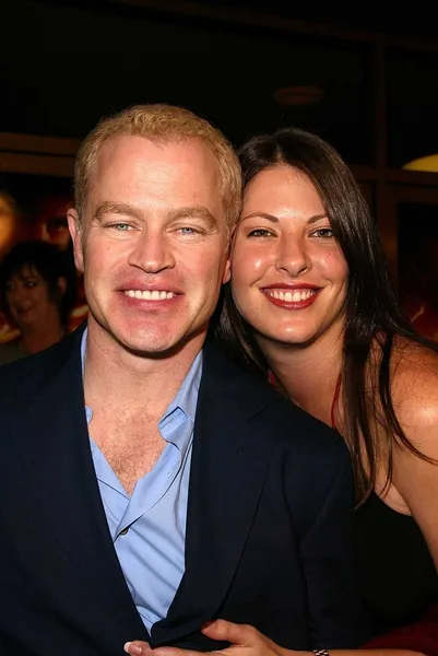 Neal mcdonough en vriendin ruve — Stockfoto