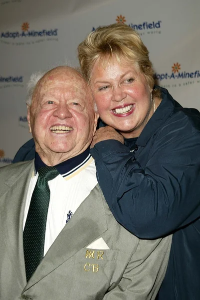 Mickey Rooney y su esposa — Foto de Stock