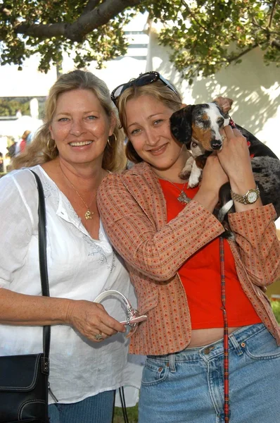 Julie Shugerman y Jennifer Blanc con Daisey Mae —  Fotos de Stock