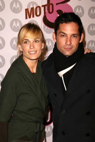 Molly Sims and Enrique Murciano — Stock Photo, Image