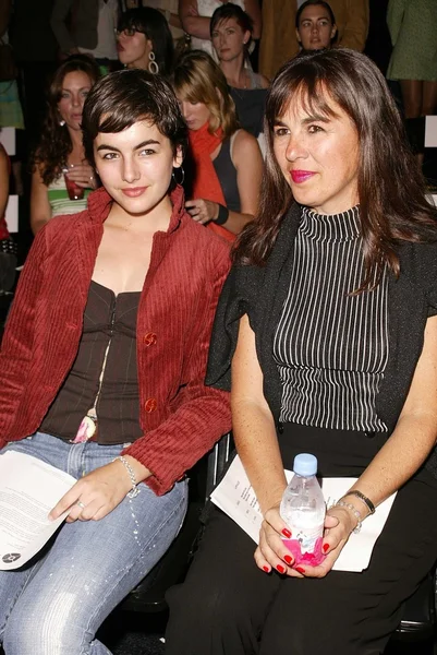 Camilla Belle y madre Christina — Foto de Stock