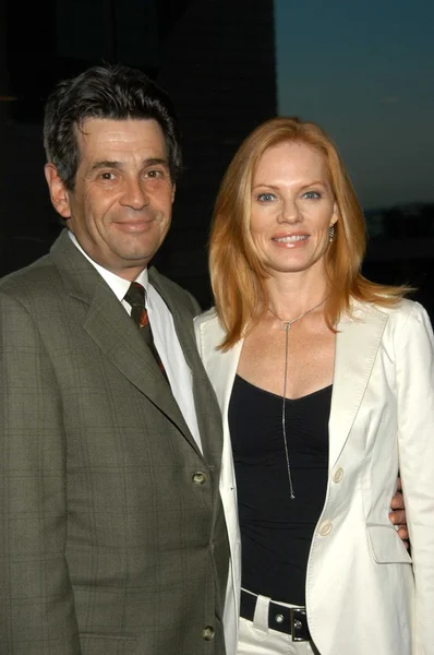 Alan rosenberg och marg helgenberger — Stockfoto