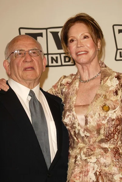 Ed Asner and Mary Tyler Moore — Stock Photo, Image