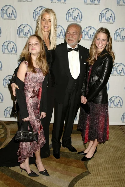 Dino De Laurentiis, épouse Martha et filles Dina et Carolyna — Photo