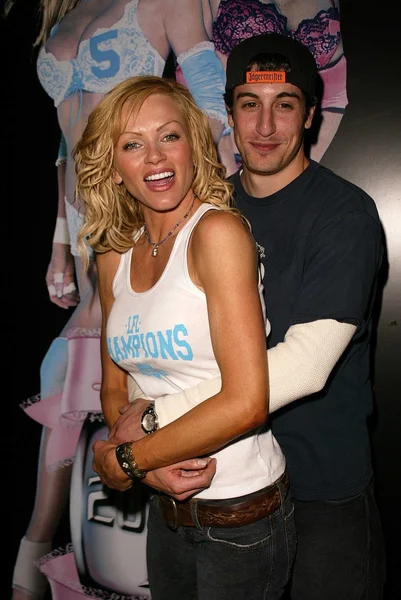 Nikki Ziering and Jason Biggs — Stock Photo, Image