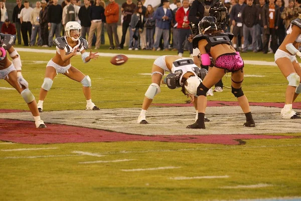 Действие игры на турнире Lingerie Bowl 2004 — стоковое фото