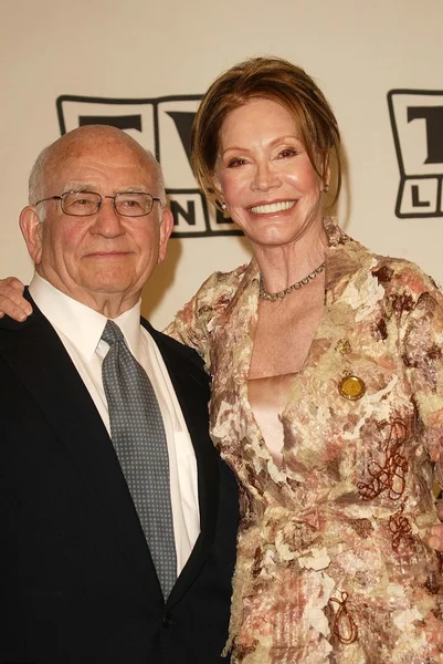 Ed Asner and Mary Tyler Moore — Stock Photo, Image