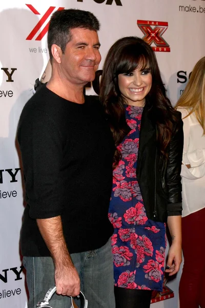 Simon cowell, demi lovato, az x-faktor megtekintés fél mixology, los angeles, ca-12-06-12 — Stock Fotó