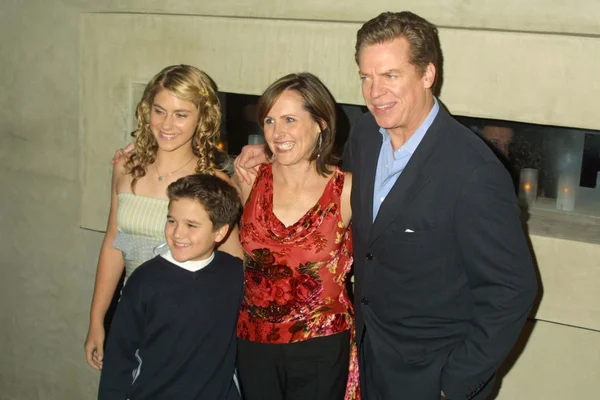 Cast of "Cracking Up" , Molly Shannon, Christopher McDonald, Caitlin Wachs and Bret Loehr — Stock Photo, Image