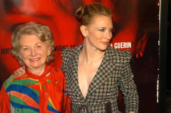 Cate Blanchett and Bernie Guerin, the mother of Veronica Guerin — Stock Photo, Image