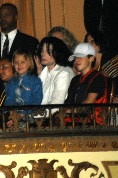 Michael Jackson assistindo show de palco — Fotografia de Stock