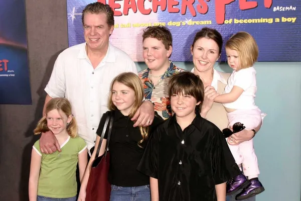 Christopher mcdonald, seine frau lupe und kinder — Stockfoto