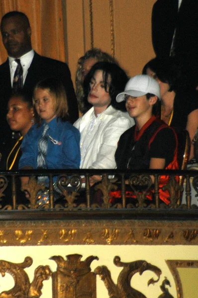 Майкл Джексон смотрит шоу — стоковое фото