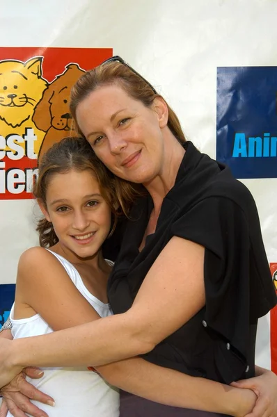 Elizabeth perkins och dotter hannah — Stockfoto