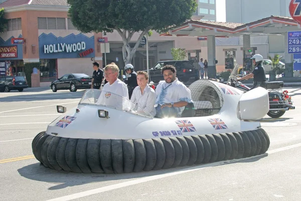 Frankie Muniz e Anthony Anderson chegam em um hovercraft — Fotografia de Stock