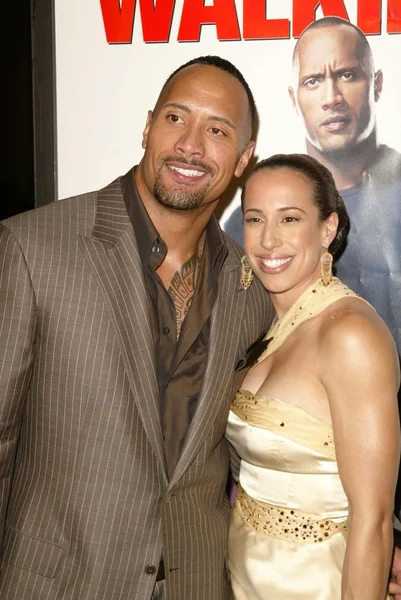 Dwayne "La Roca" Johnson y su esposa Dany — Foto de Stock