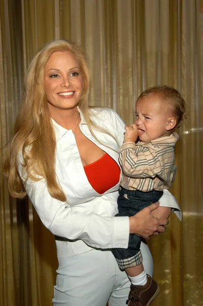 Cindy Margolis y su hijo — Foto de Stock