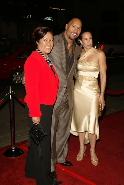 Dwayne "The Rock" Johnson com a mãe e a esposa Dany — Fotografia de Stock