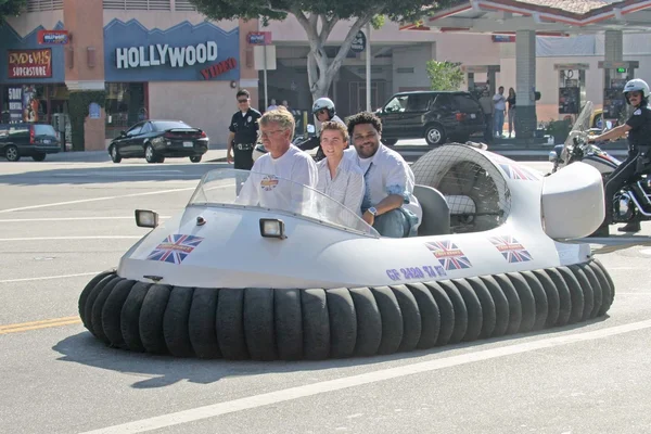 Frankie muniz en anthony anderson aankomen op een hovercraft — Stockfoto