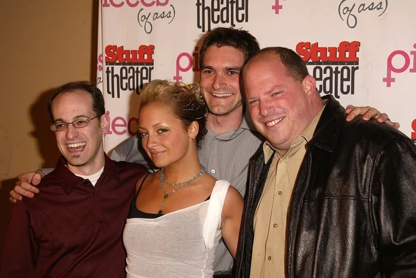 "Average Joes" Marc Marcuse, Brad Holcman and Jay Greenberg with Nicole Richie — Stock Photo, Image