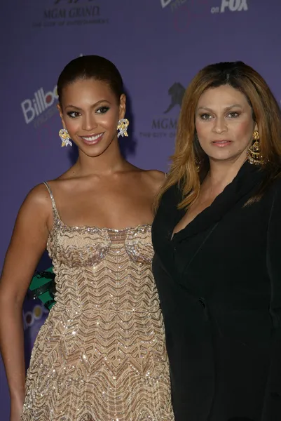 Beyonce Knowles and mom Tina — Stock Photo, Image