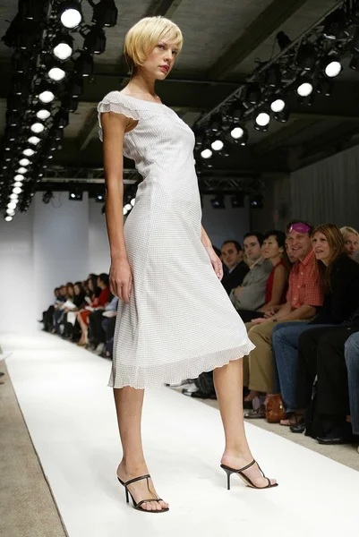 Model w maria bianca nero pokaz mody — Zdjęcie stockowe