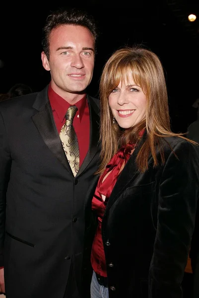 Julian McMahon y Rita Wilson — Foto de Stock