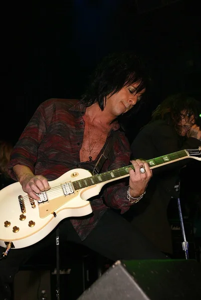 Steve stevens op vanity fair in concert gepresenteerd door dkny voor stap omhoog womens netwerk, avalon, hollywood, ca 11-15-03 — Stockfoto