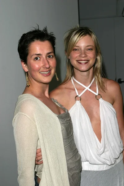 Anna Getty and Amy Smart at the Rami Kashou Fashion Show — Stock Photo, Image