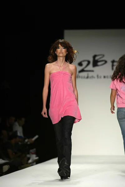 Models on the Runway at the 2BFree Fashion Show — Stock Photo, Image