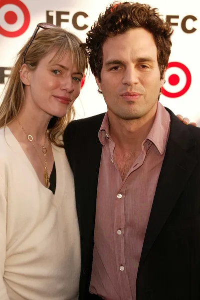 Mark Ruffalo y su esposa Sunrise Coigney — Foto de Stock