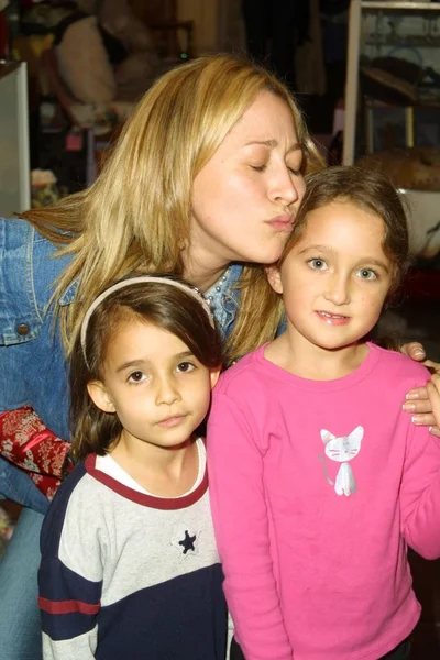 Jennifer Blanc com a afilhada Sierra, cachorrinho Rowena e amiga Cerena — Fotografia de Stock