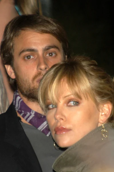 Charlize Theron y su novio Stuart Townsend — Foto de Stock