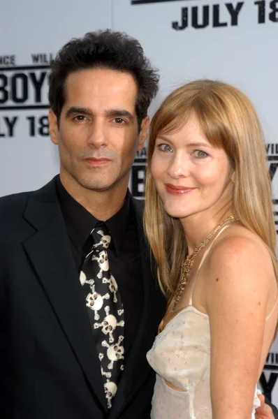 Yul Vazquez and Linda Larkin — Stock Photo, Image