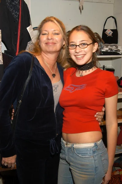 Julie Shugerman con su hija Simone Shugerman — Foto de Stock