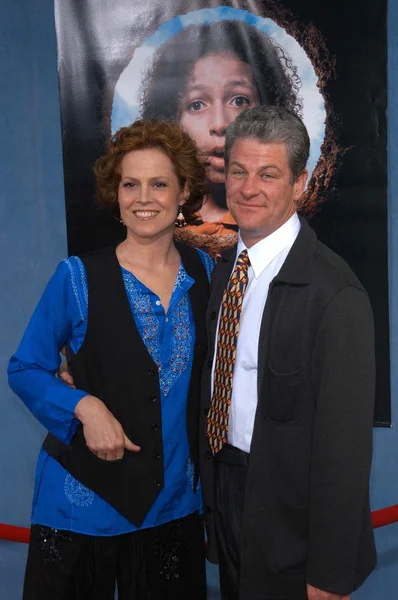 Sigourney Weaver e il marito Jim Simpson — Foto Stock
