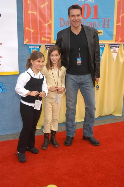 David James Elliott avec sa fille Stephanie et un ami — Photo