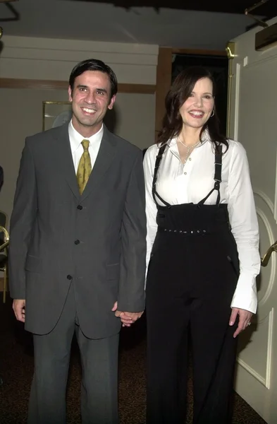 Geena Davis e seu marido Reza Jarrahy — Fotografia de Stock