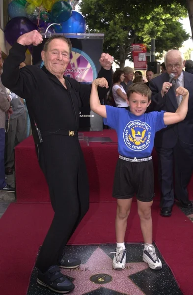 Jack Lalanne and young fan Adam Musselman — Stock Photo, Image