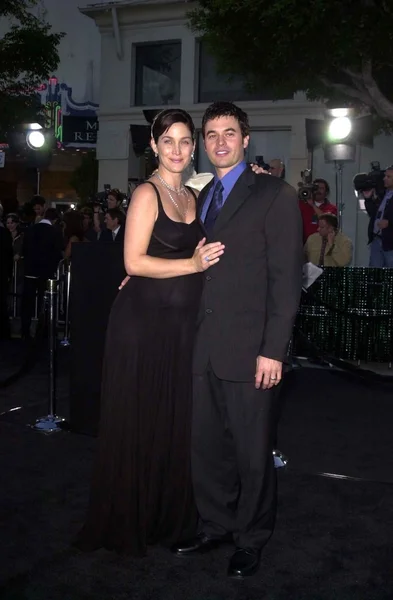 Carrie-Anne Moss and husband Steven Roy — Stock Photo, Image